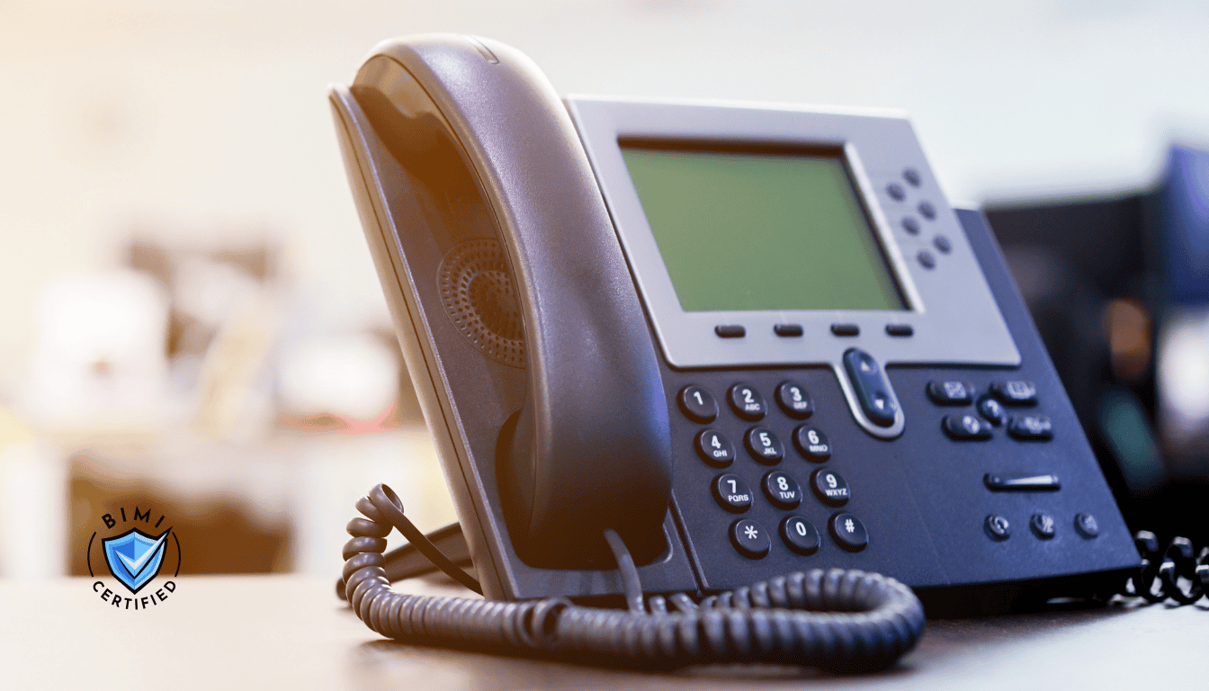 Un moderno teléfono sobre la mesa a la espera de una llamada de verificación BIMI